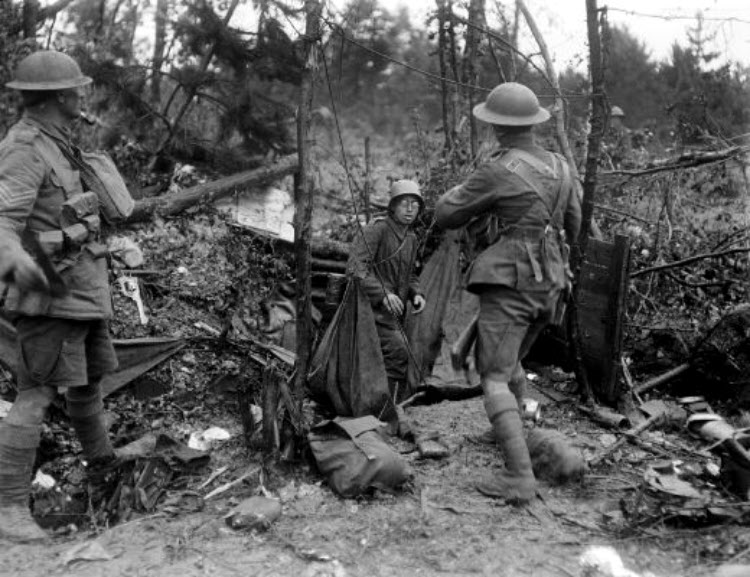 Battle of Tardenois - German being taken prisoner