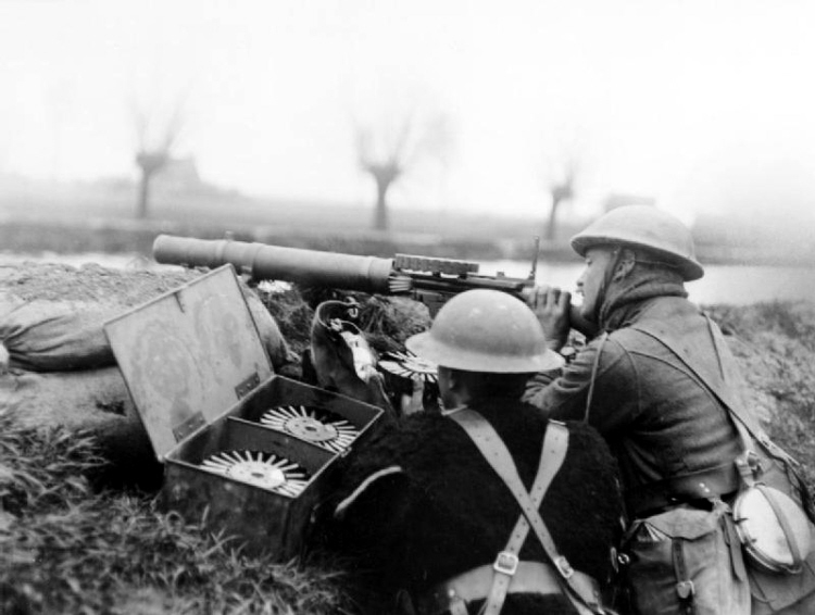 British Lewis Gun Team in action 1918